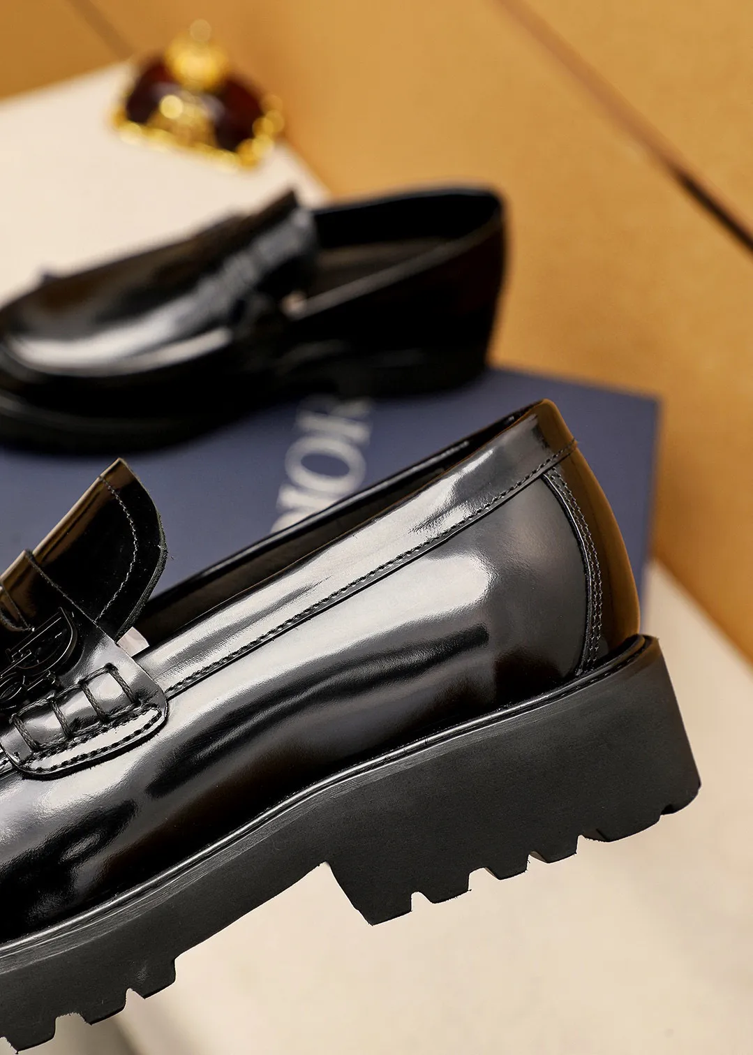 Men's shoes 💰460 💐 Product trademark: Dior "Dior" casual leather shoes Regular size: 39-44 (38.45🉑️customized) Product materials: Selected original open-edge beaded cowhide upper imported from Italy, imported water-dyed cowhide lining. Strong three-dimensional visual effect, foam outsole Color: 1⃣️color optional